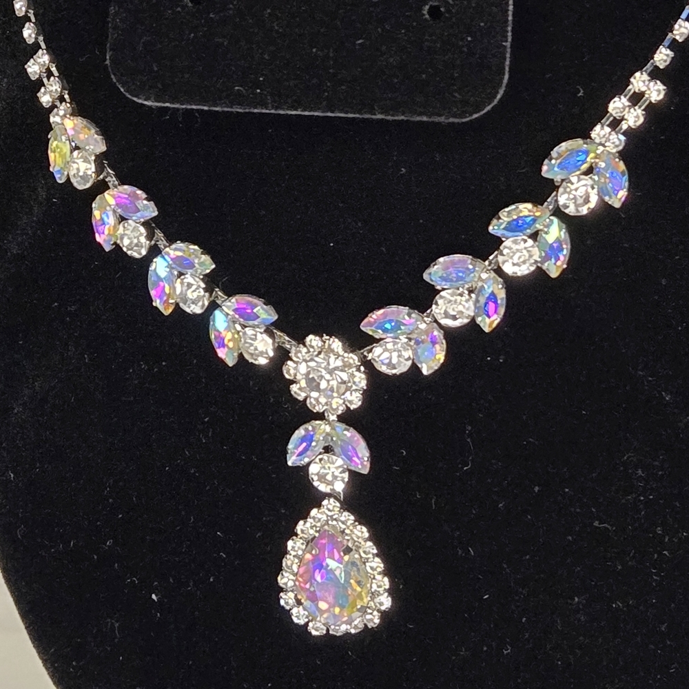 NWOT Lux jeweled droplet necklace
